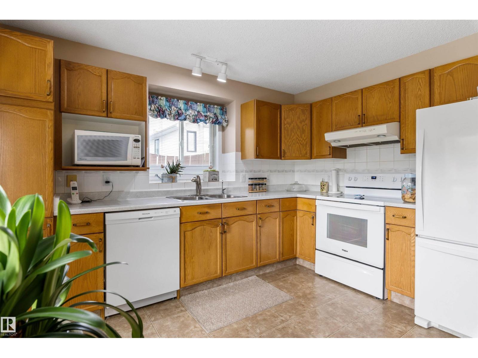 2 Dunvegan Ct, St. Albert, AB