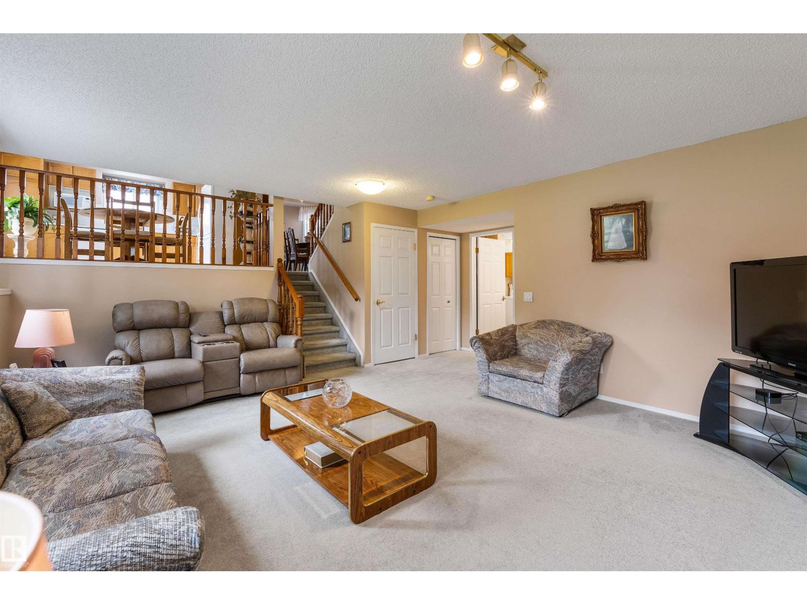 2 Dunvegan Ct, St. Albert, AB