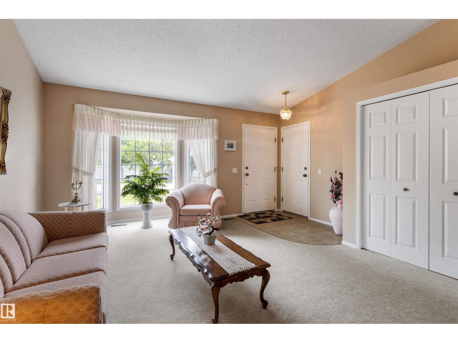 2 Dunvegan Ct, St. Albert, AB