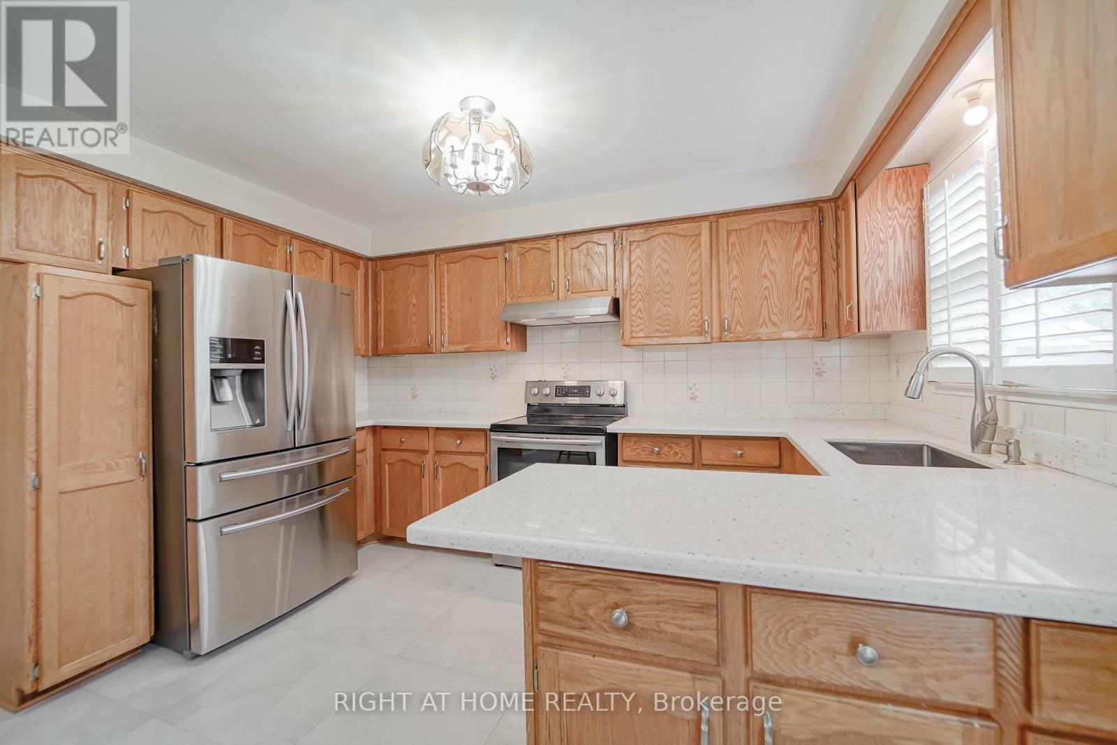 2 Lapworth Crescent, Toronto, ON - Indoor Photo Showing Kitchen