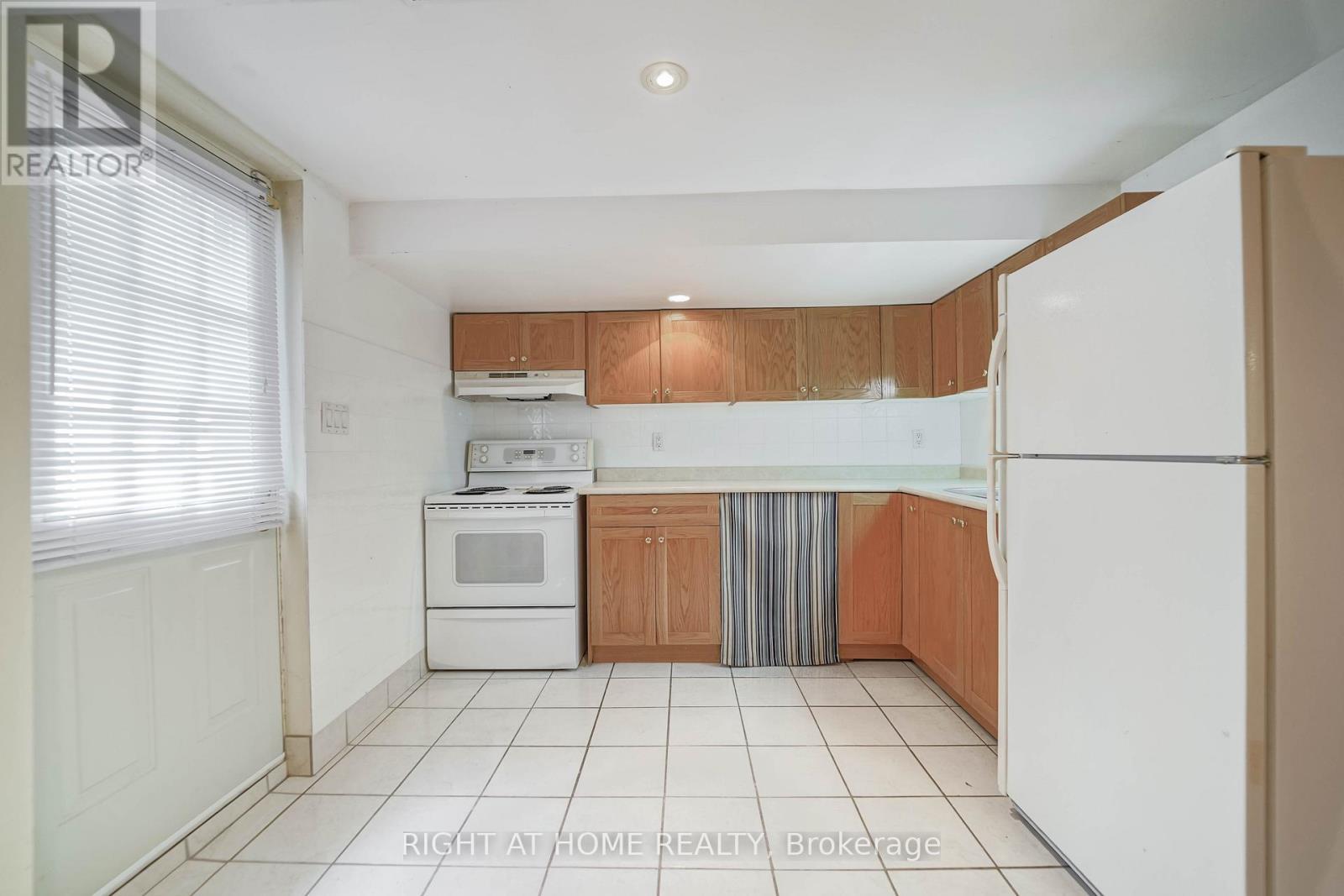 2 Lapworth Crescent, Toronto, ON - Indoor Photo Showing Kitchen