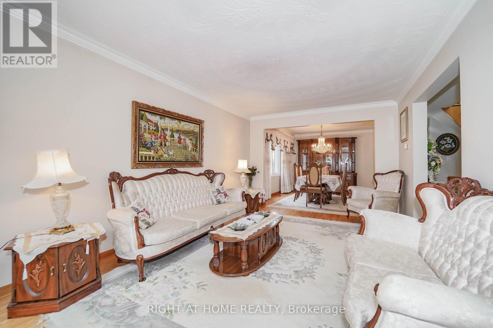 2 Lapworth Crescent, Toronto, ON - Indoor Photo Showing Living Room