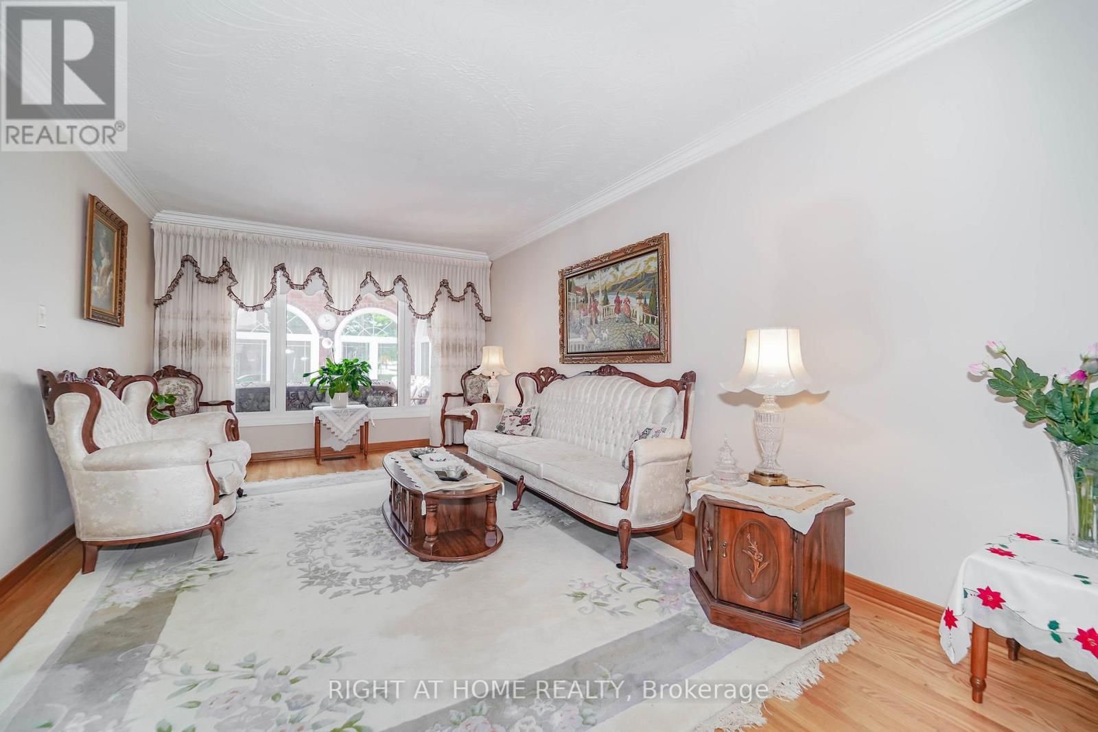 2 Lapworth Crescent, Toronto, ON - Indoor Photo Showing Living Room