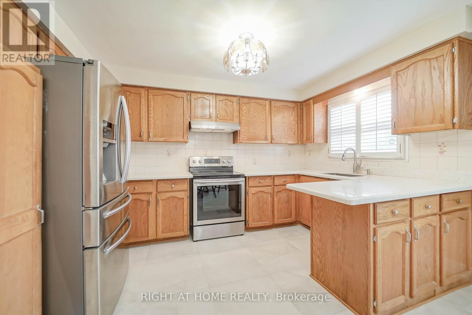 2 Lapworth Crescent, Toronto, ON - Indoor Photo Showing Kitchen