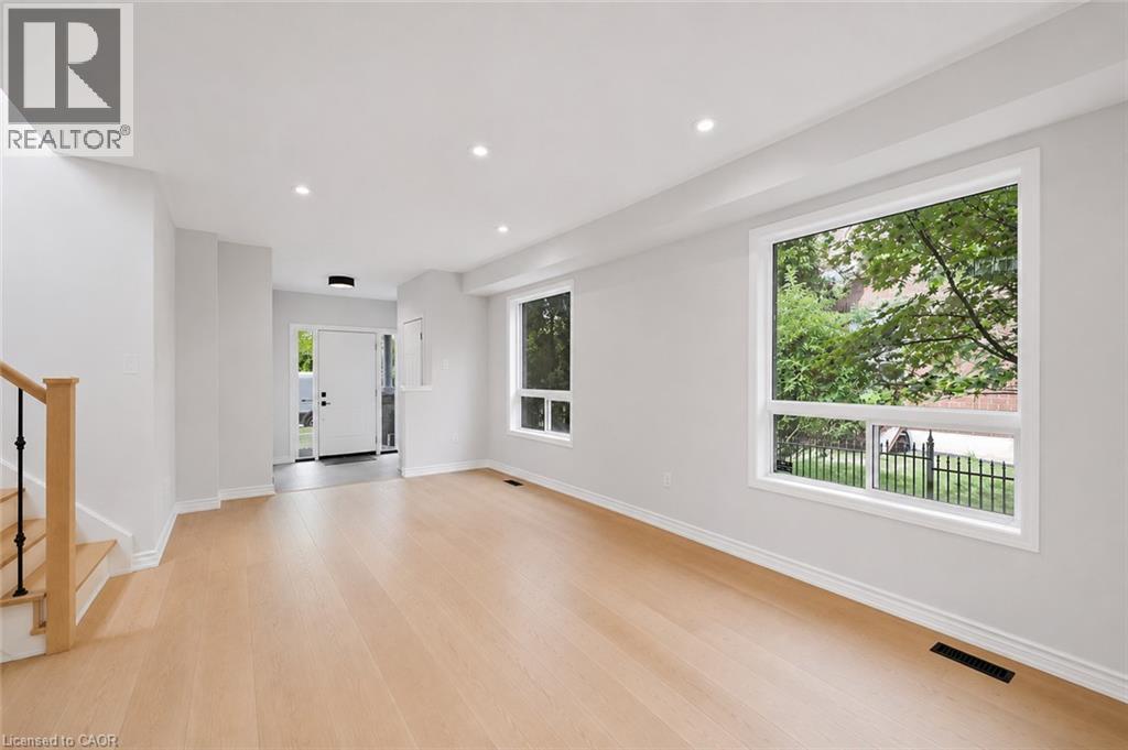 5628 Stella Lane, Burlington, ON - Indoor Photo Showing Other Room
