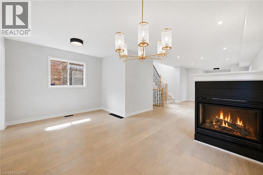 5628 Stella Lane, Burlington, ON - Indoor Photo Showing Living Room With Fireplace