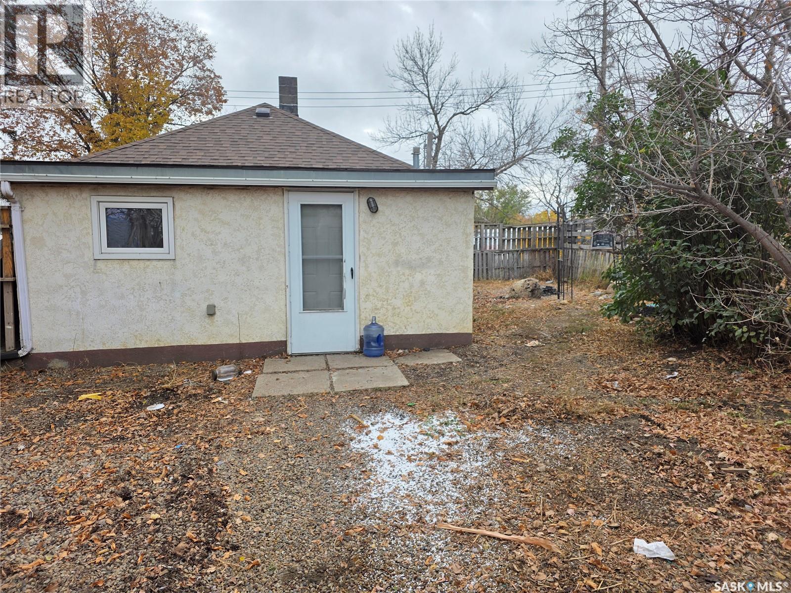 927 North Railway Street E, Swift Current, SK - Outdoor