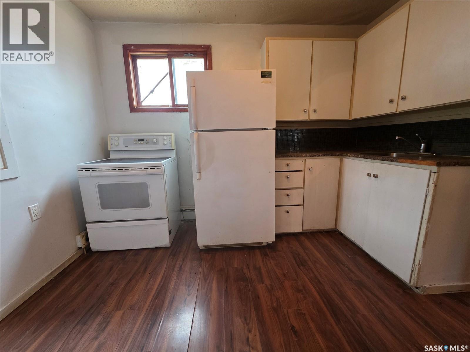 927 North Railway Street E, Swift Current, SK - Indoor Photo Showing Kitchen