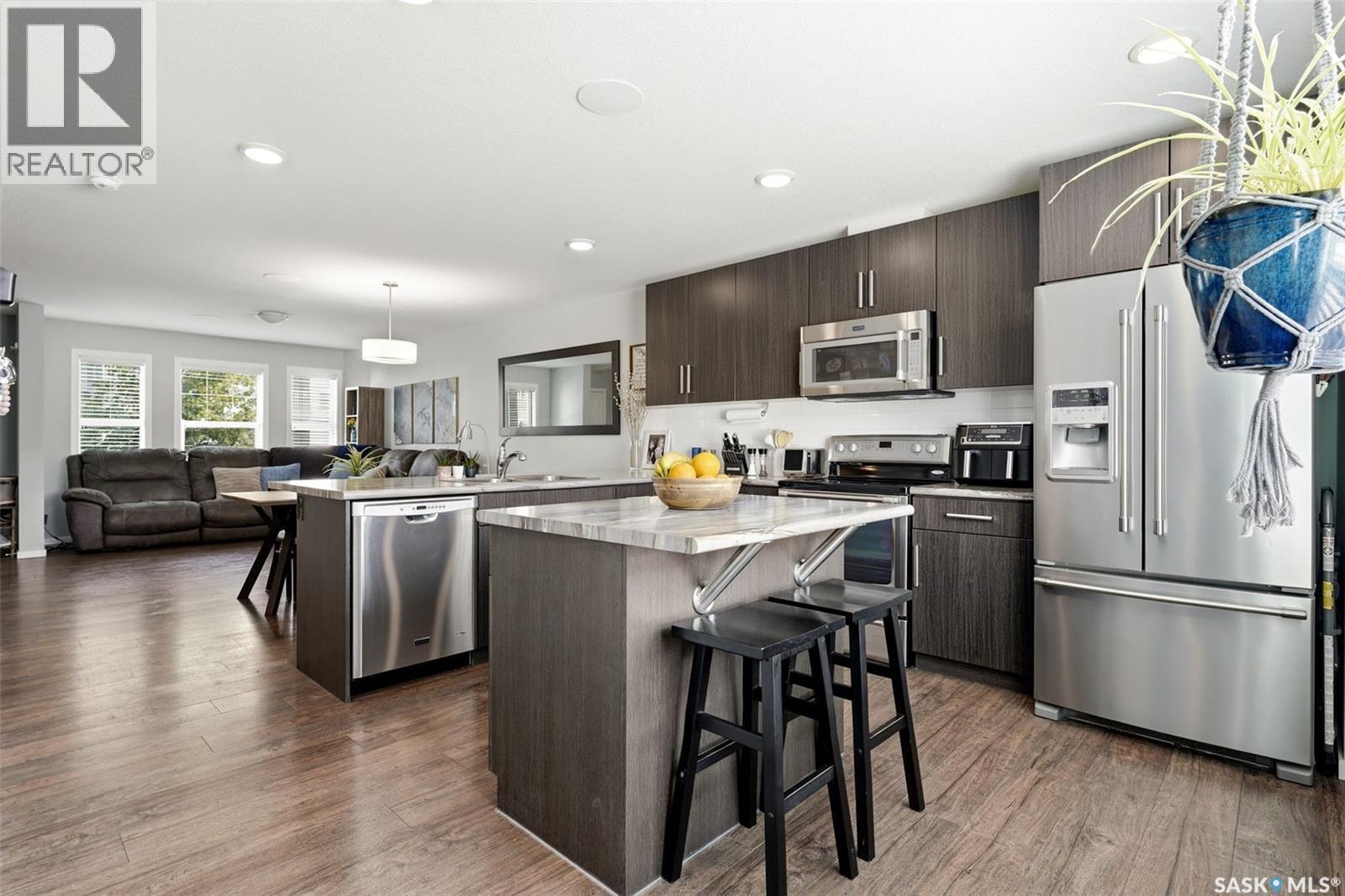 5740 Glide Crescent, Regina, SK - Indoor Photo Showing Kitchen With Stainless Steel Kitchen With Upgraded Kitchen