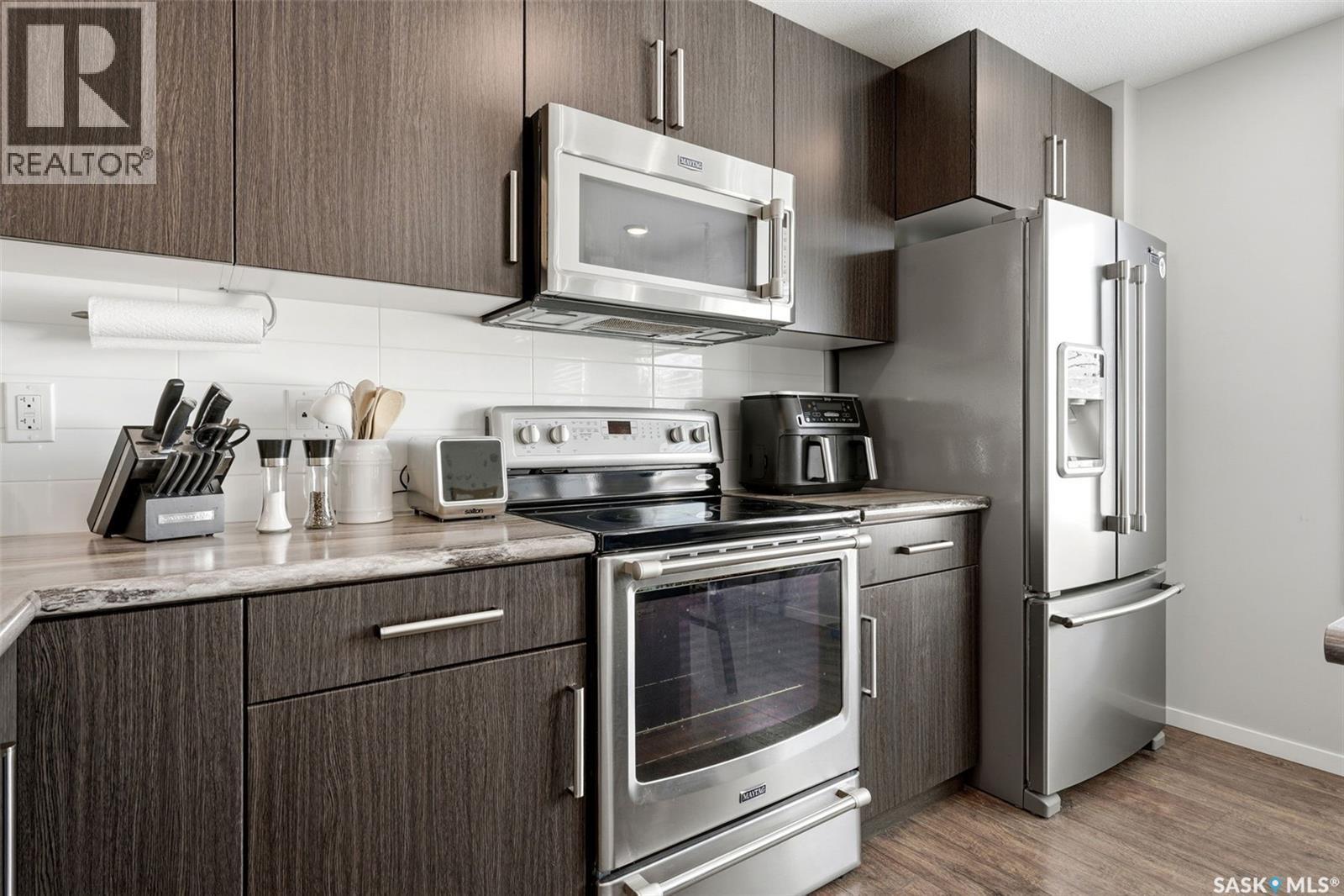 5740 Glide Crescent, Regina, SK - Indoor Photo Showing Kitchen With Stainless Steel Kitchen
