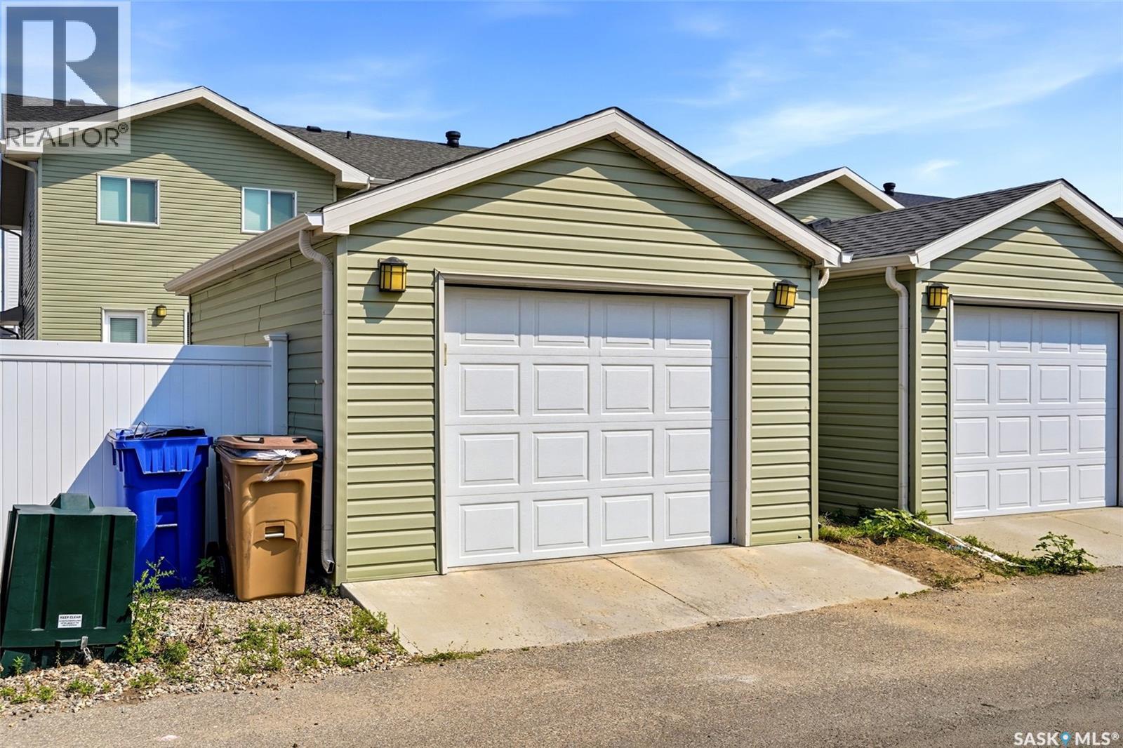 5740 Glide Crescent, Regina, SK - Outdoor