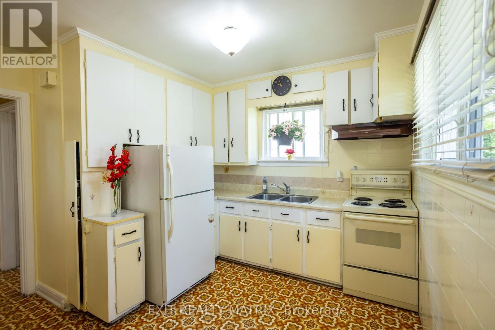 552 Dunbrack Street, Ottawa, ON - Indoor Photo Showing Kitchen With Double Sink