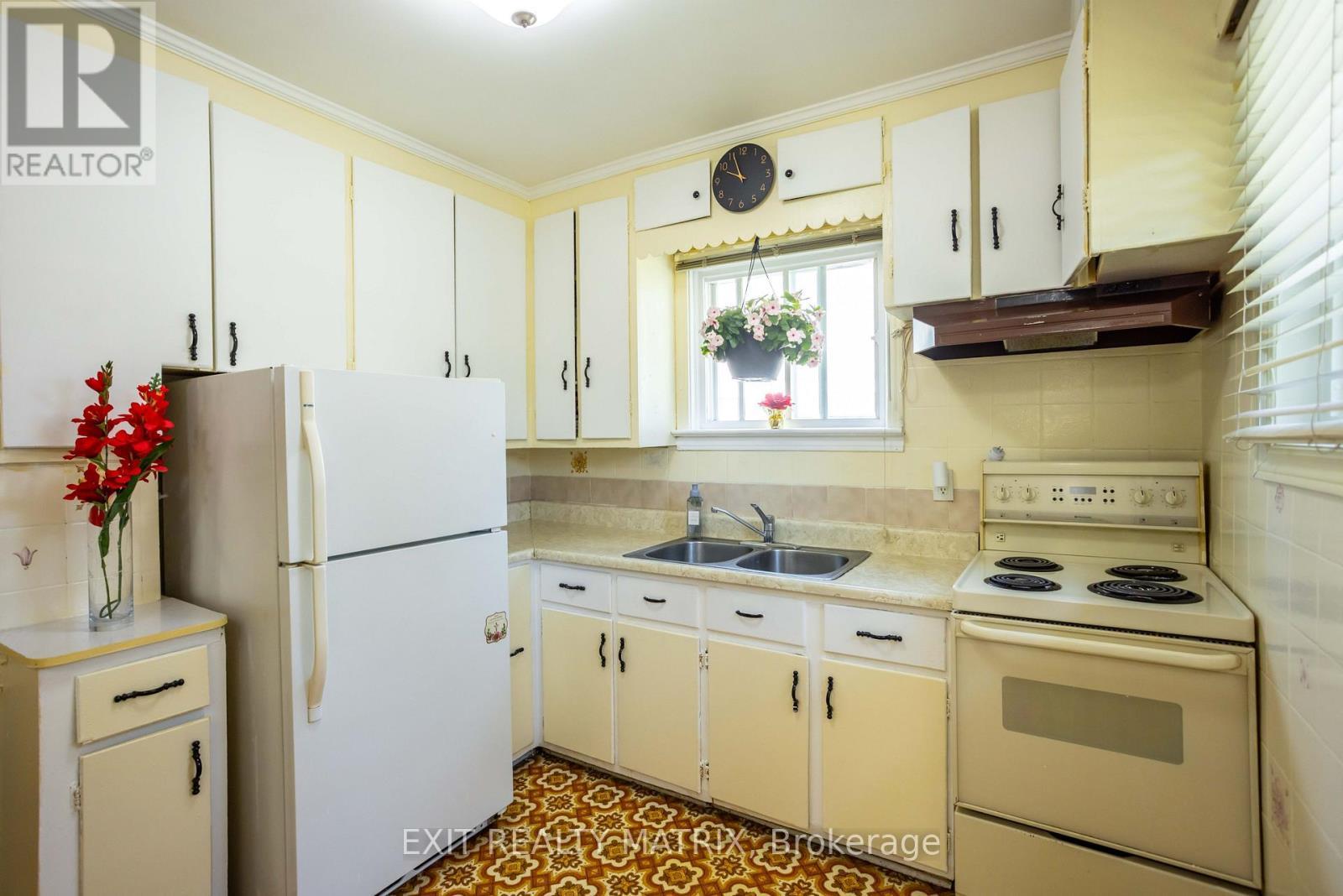 552 Dunbrack Street, Ottawa, ON - Indoor Photo Showing Kitchen With Double Sink