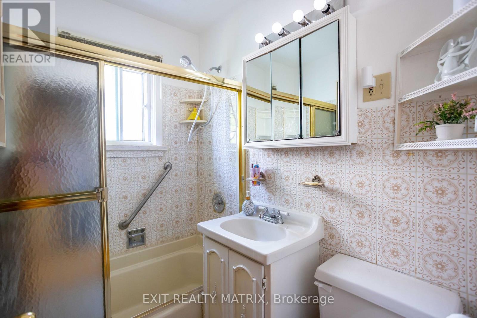 552 Dunbrack Street, Ottawa, ON - Indoor Photo Showing Bathroom