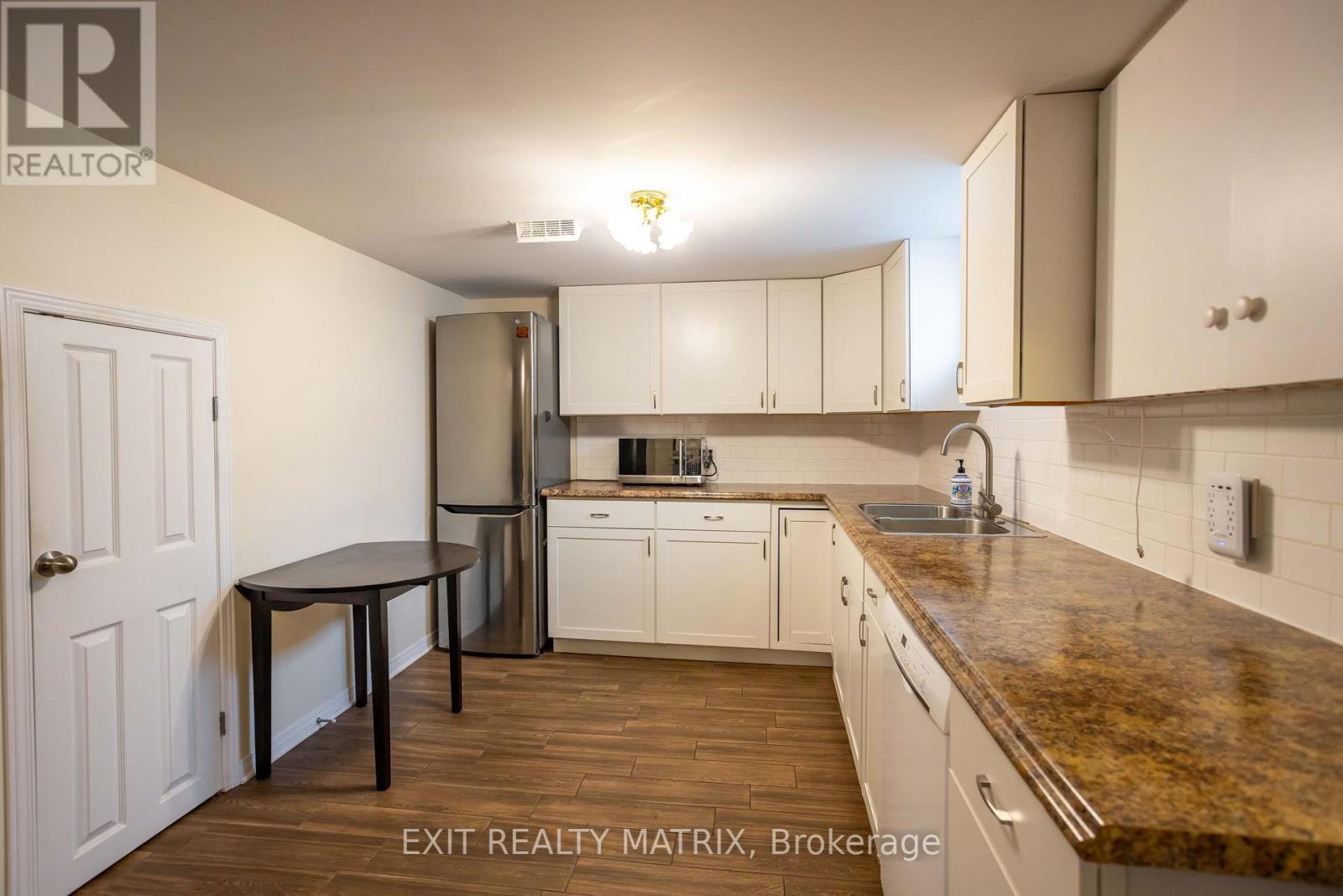 552 Dunbrack Street, Ottawa, ON - Indoor Photo Showing Kitchen With Double Sink