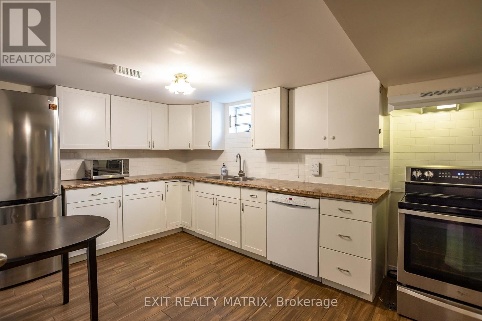 552 Dunbrack Street, Ottawa, ON - Indoor Photo Showing Kitchen With Double Sink