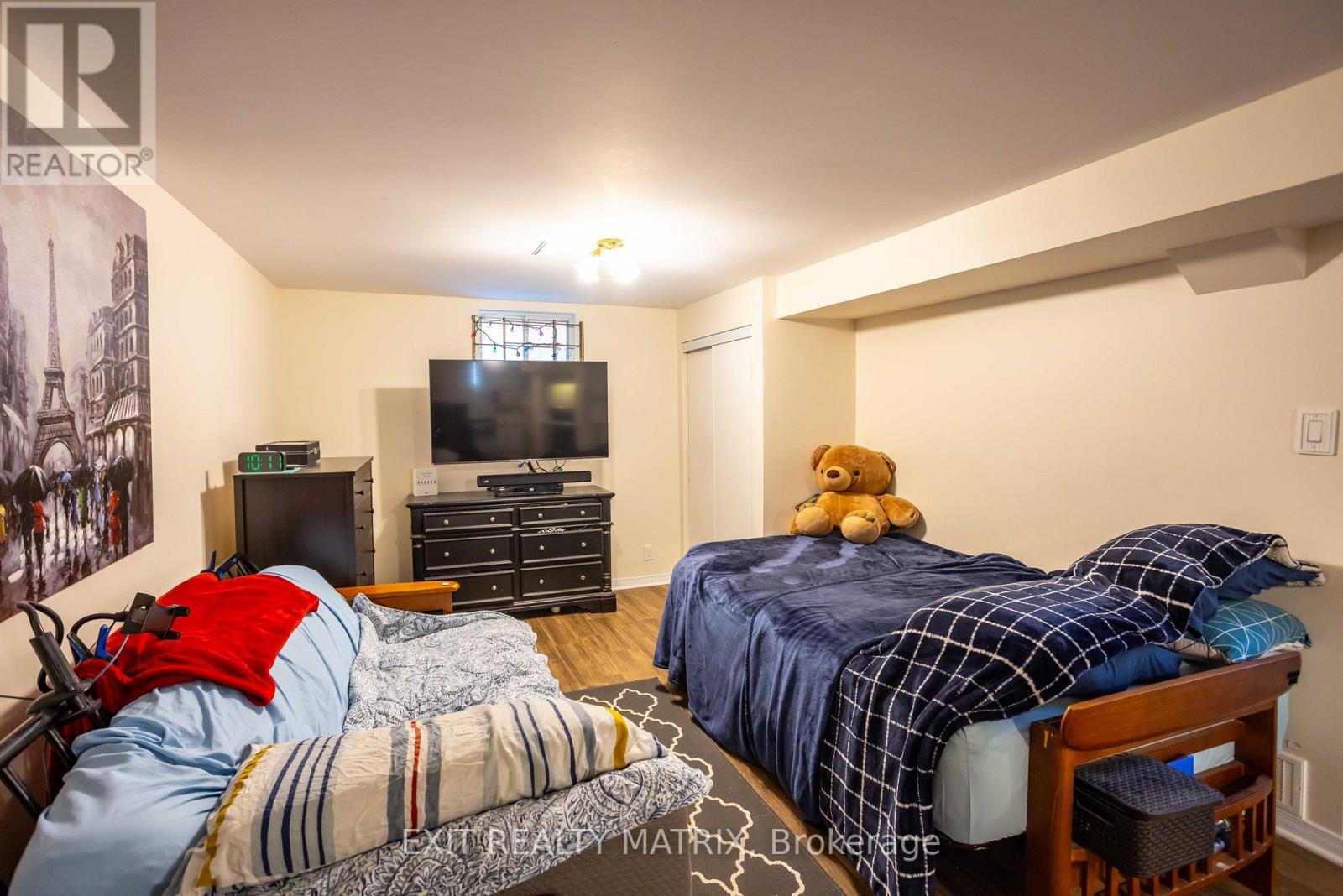 552 Dunbrack Street, Ottawa, ON - Indoor Photo Showing Bedroom