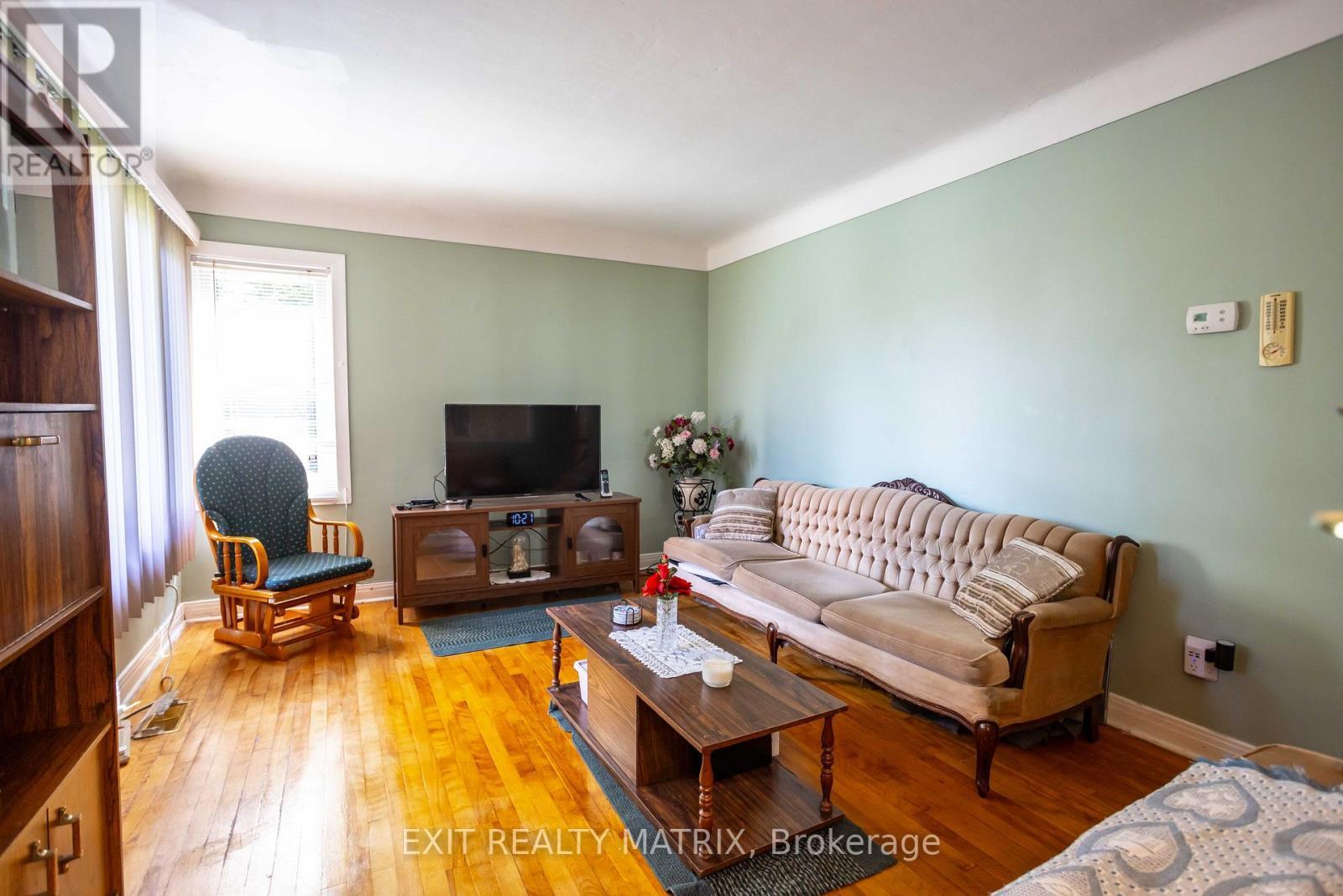552 Dunbrack Street, Ottawa, ON - Indoor Photo Showing Living Room