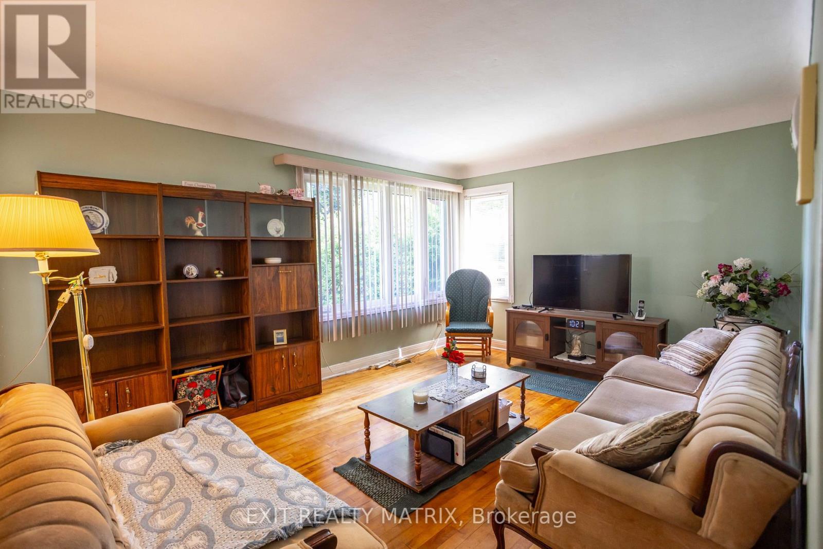 552 Dunbrack Street, Ottawa, ON - Indoor Photo Showing Living Room