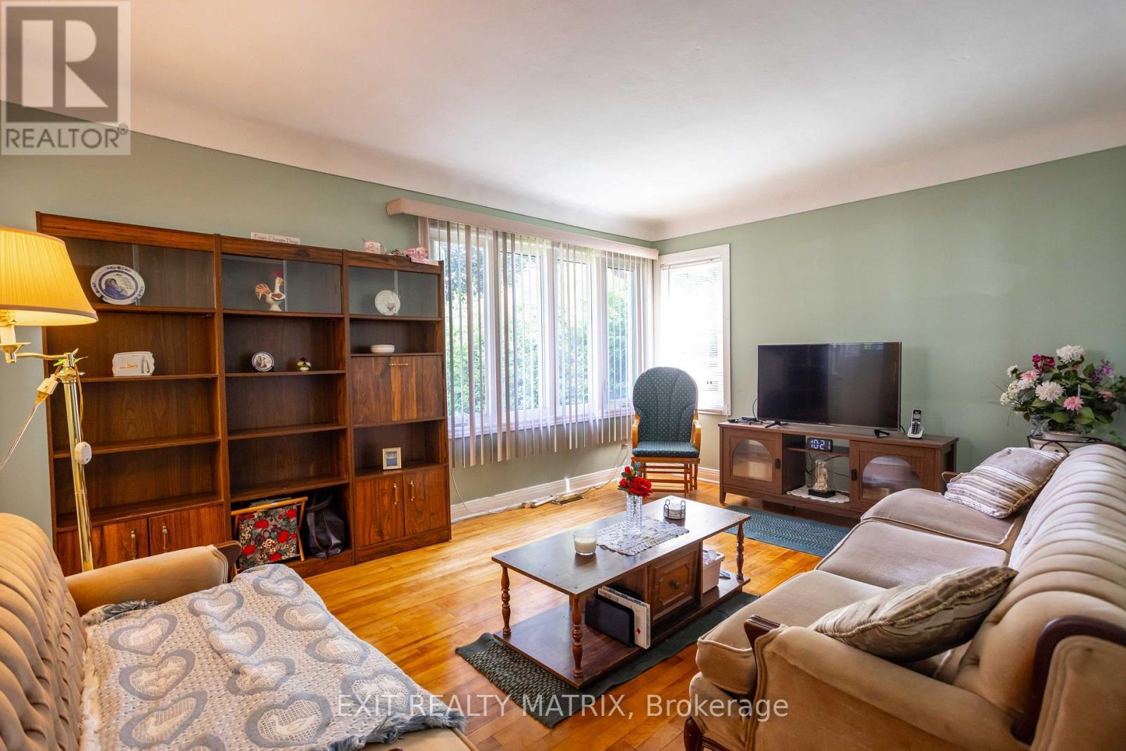 552 Dunbrack Street, Ottawa, ON - Indoor Photo Showing Living Room