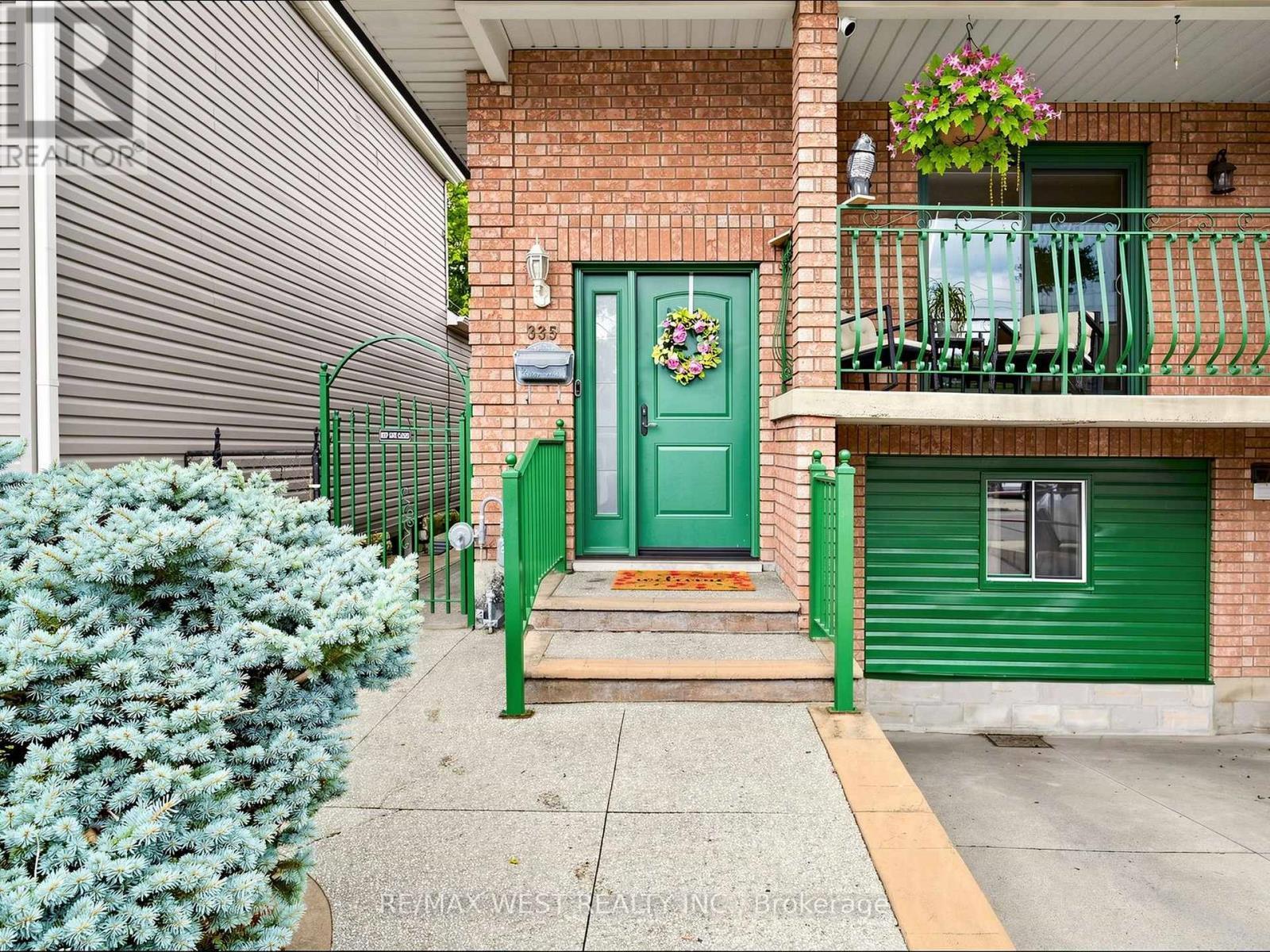 Unique Raised Bungalow - 335 East Avenue N, Hamilton, ON - Outdoor