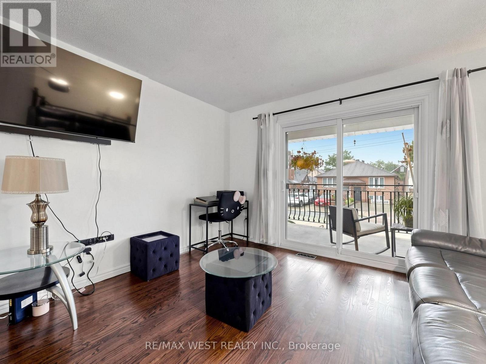 Sliding Doors, Lots of Natural Light - 335 East Avenue N, Hamilton, ON - Indoor Photo Showing Living Room