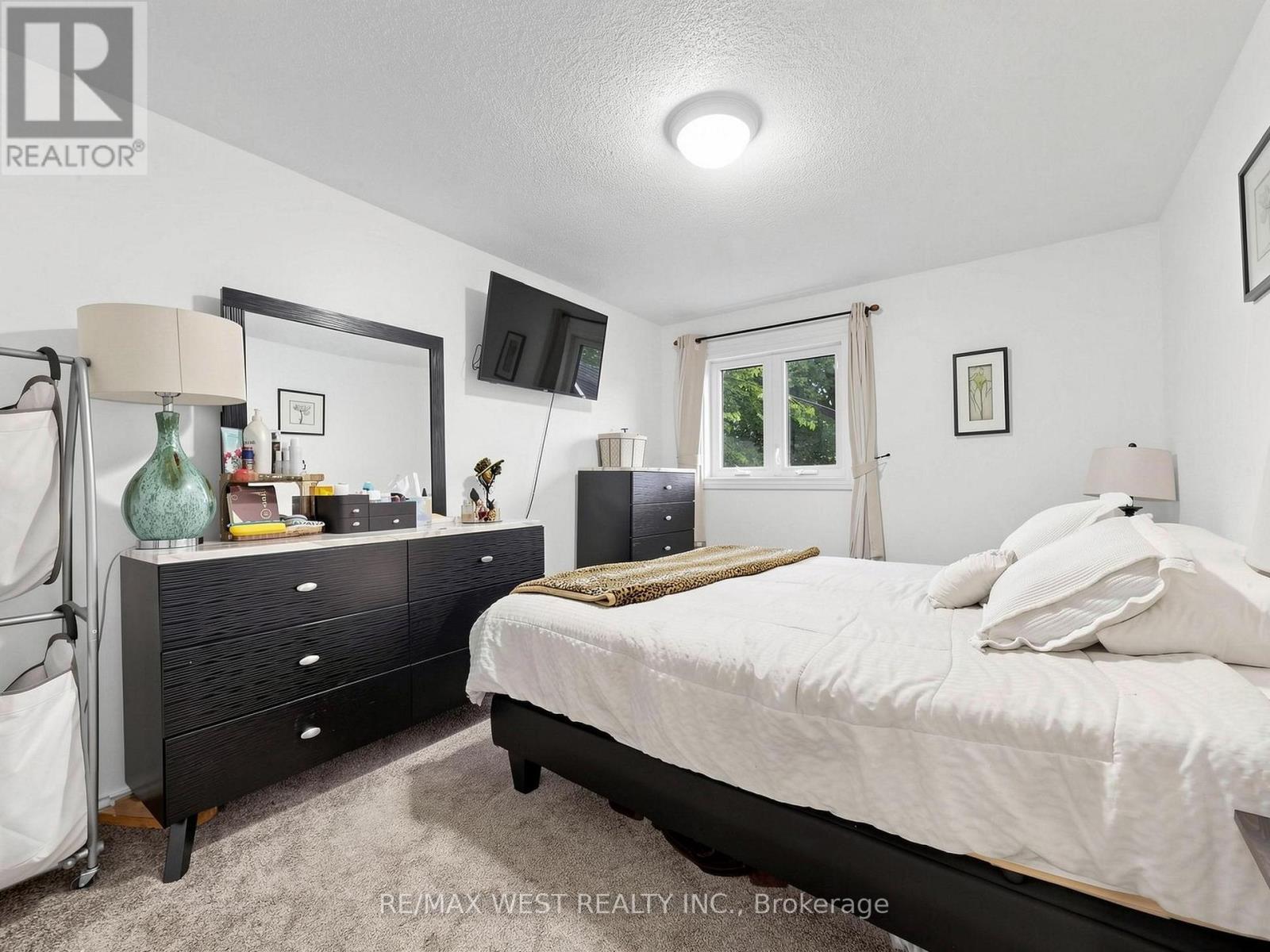 Primary Bedroom - 335 East Avenue N, Hamilton, ON - Indoor Photo Showing Bedroom