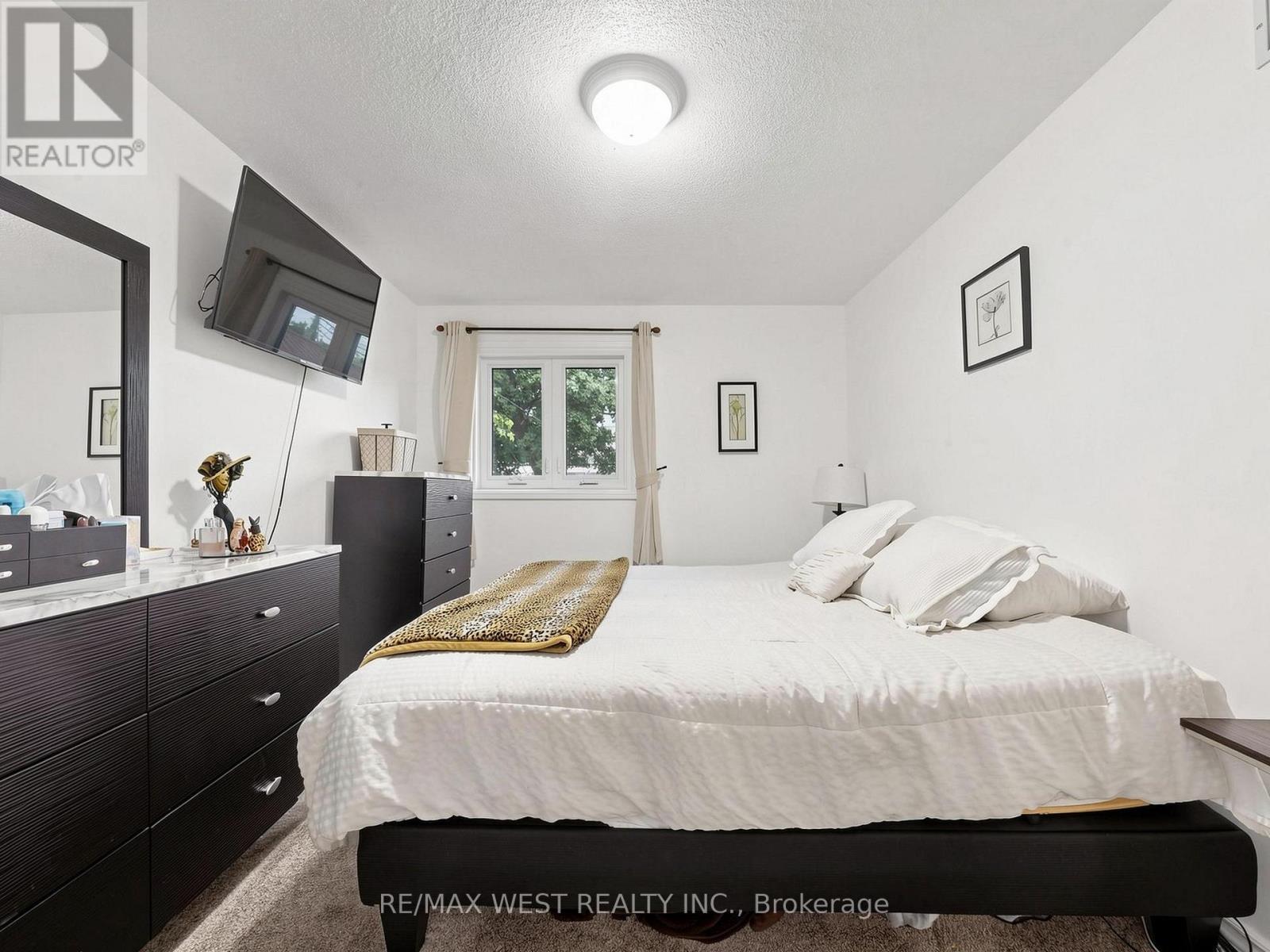 Primary Bedroom - 335 East Avenue N, Hamilton, ON - Indoor Photo Showing Bedroom