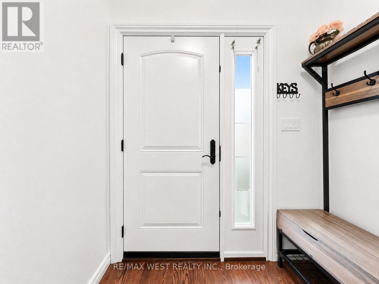 Welcoming Foyer - 335 East Avenue N, Hamilton, ON - Indoor Photo Showing Other Room
