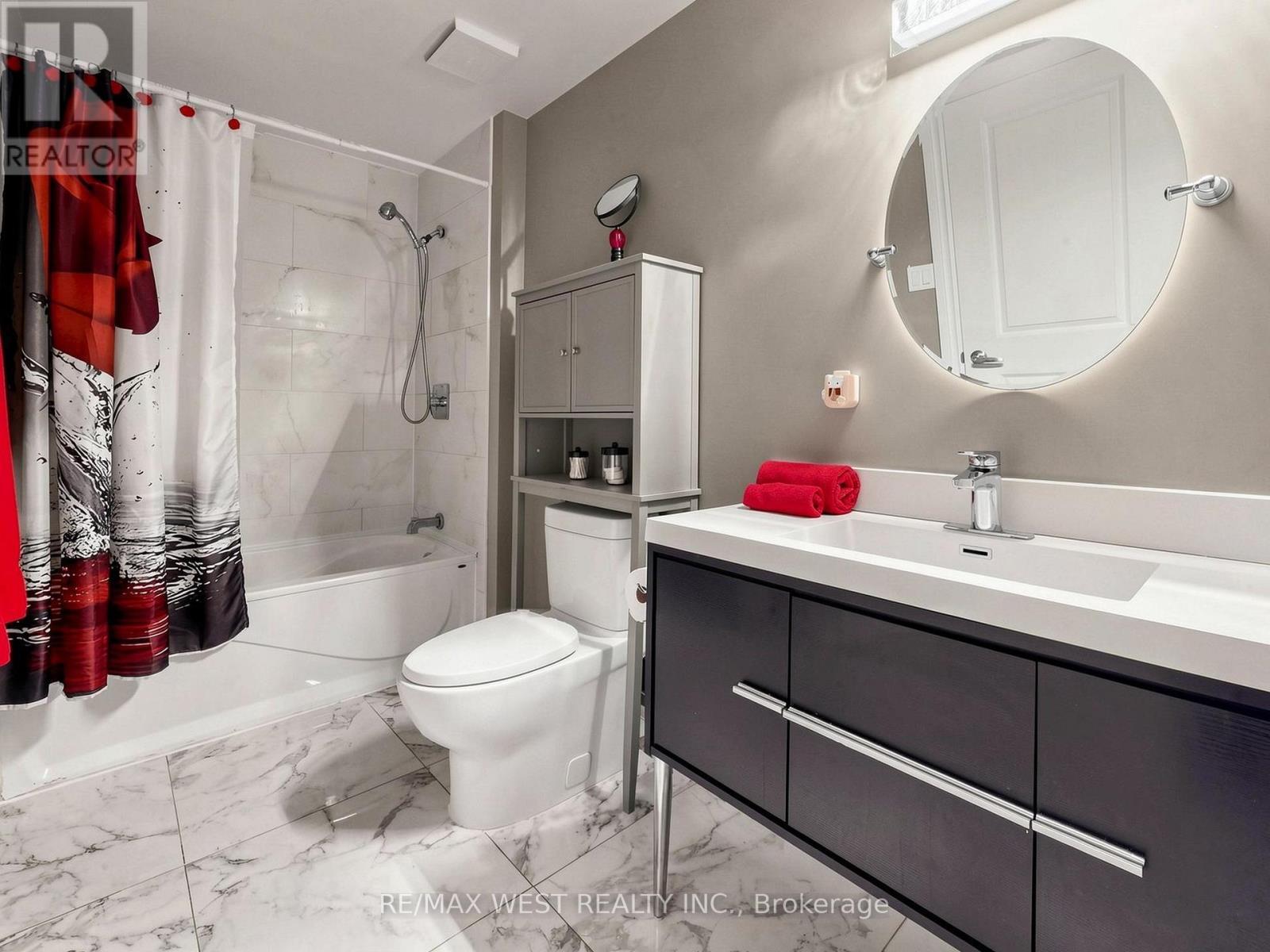 Updated Full Washroom - 335 East Avenue N, Hamilton, ON - Indoor Photo Showing Bathroom
