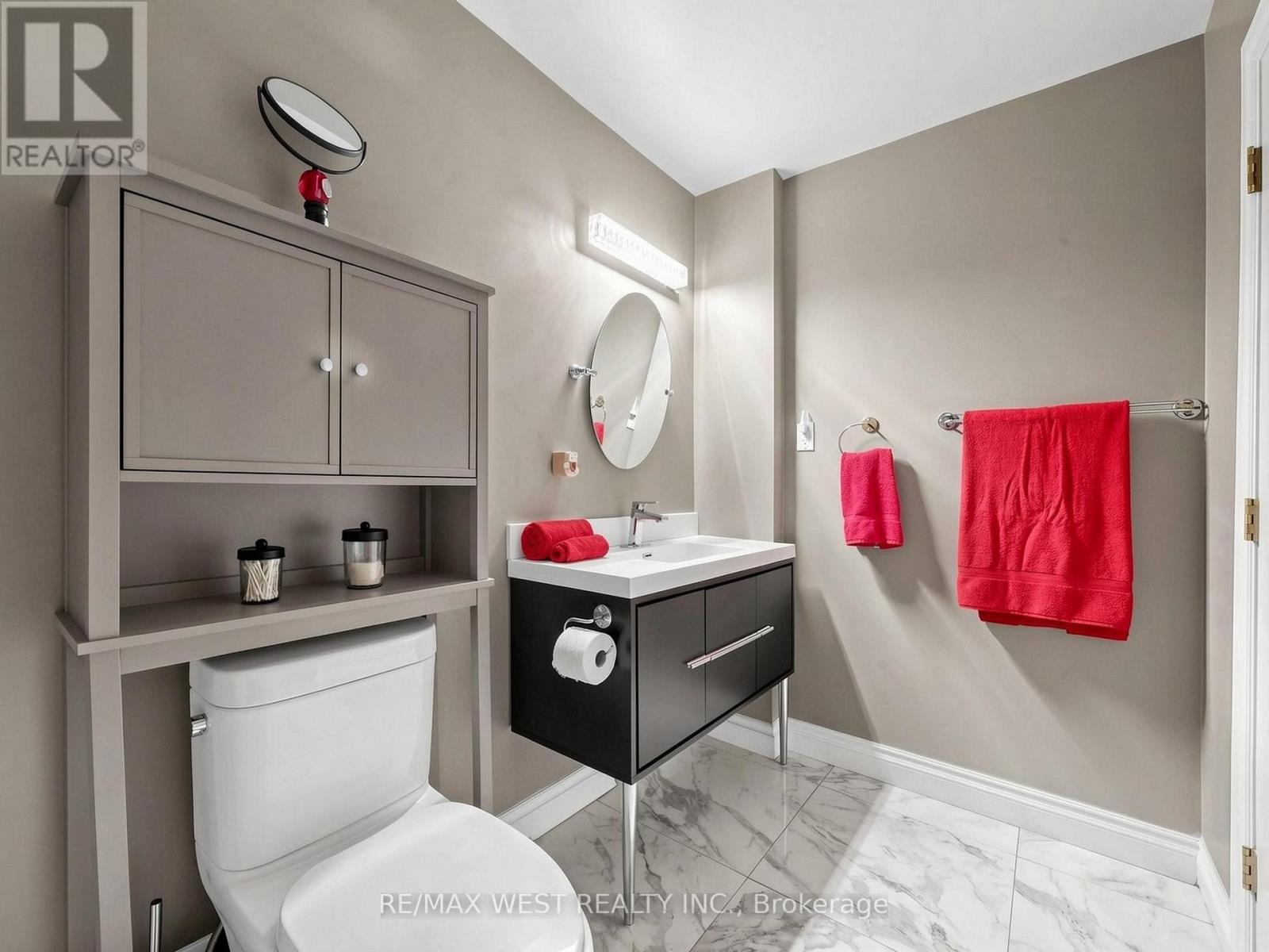 Updated 4 pc Washroom - 335 East Avenue N, Hamilton, ON - Indoor Photo Showing Bathroom