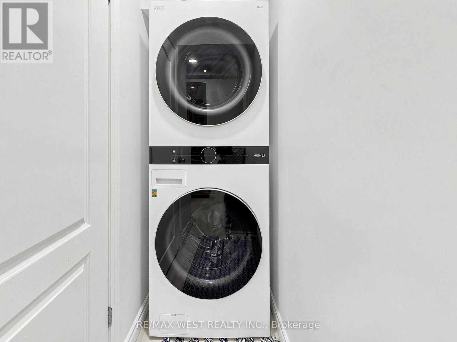 Laundry Machines for Upper Unit - 335 East Avenue N, Hamilton, ON - Indoor Photo Showing Laundry Room