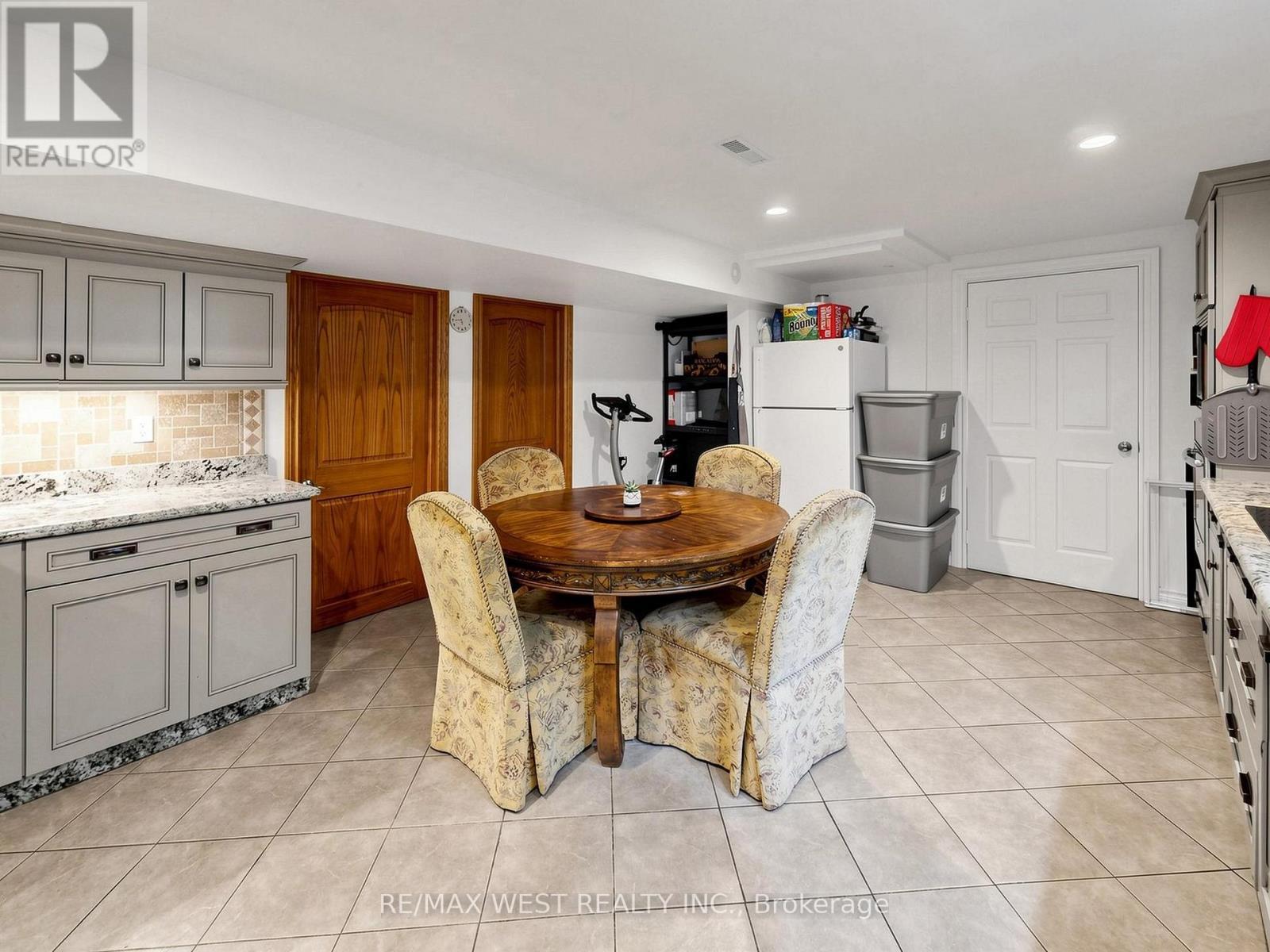 Full Kitchen - 335 East Avenue N, Hamilton, ON - Indoor