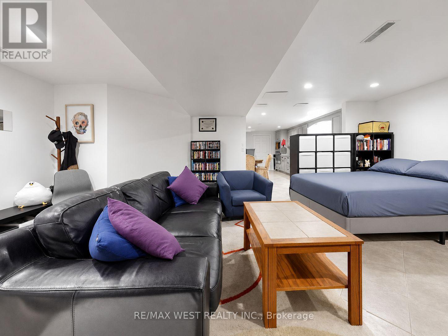 Finished Studio Living Space - 335 East Avenue N, Hamilton, ON - Indoor