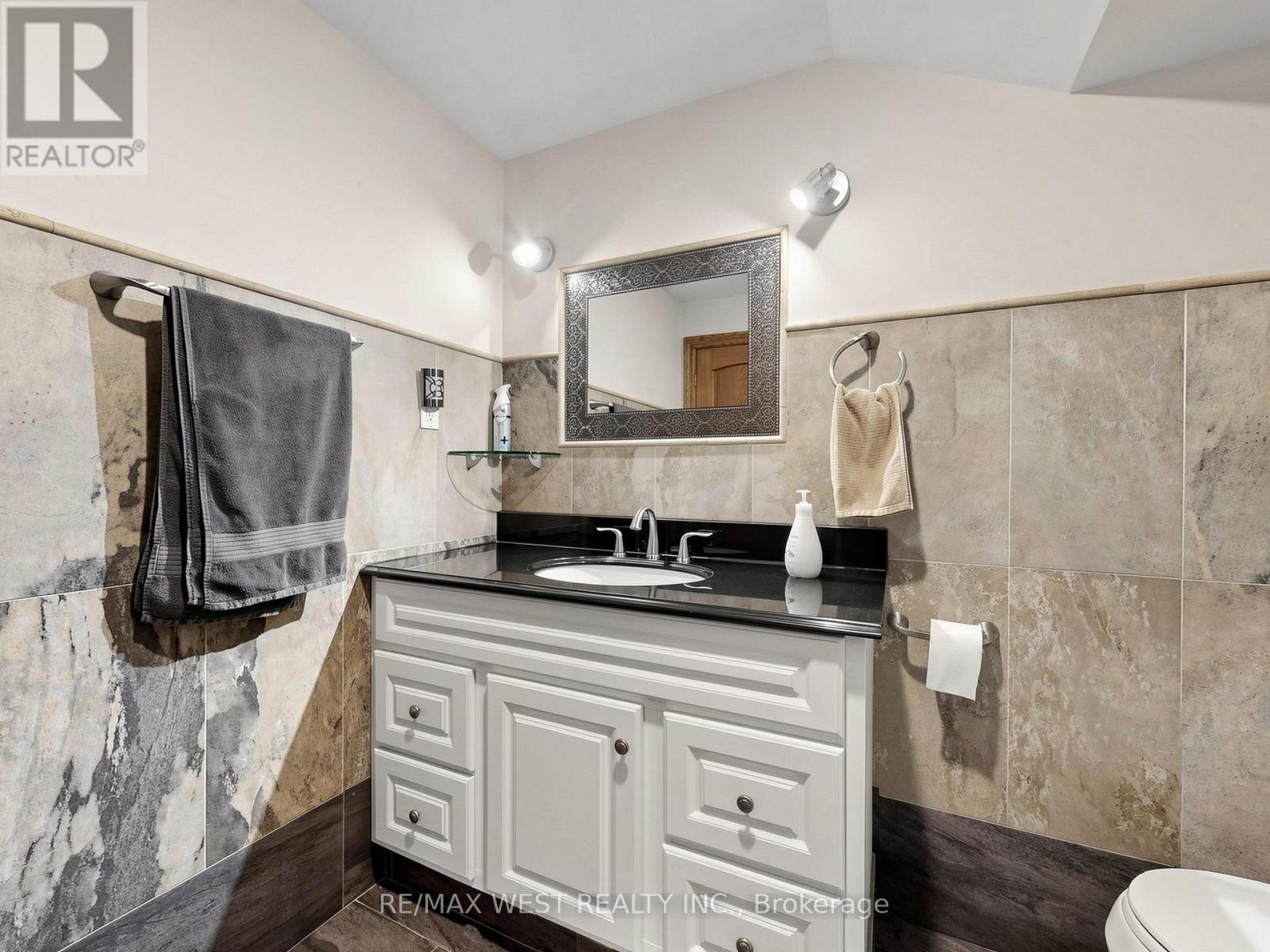 Updated Full Washroom - 335 East Avenue N, Hamilton, ON - Indoor Photo Showing Bathroom
