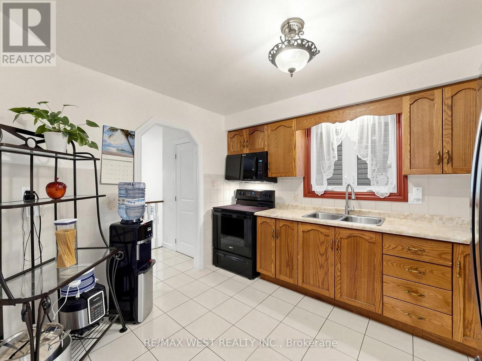 Family Size Kitchen - 335 East Avenue N, Hamilton, ON - Indoor Photo Showing Kitchen With Double Sink
