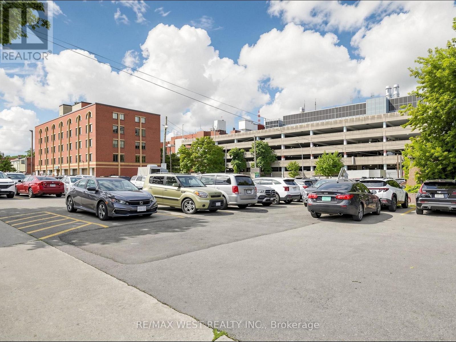 Hamilton General Hospital in Your Backyard - 335 East Avenue N, Hamilton, ON - Outdoor