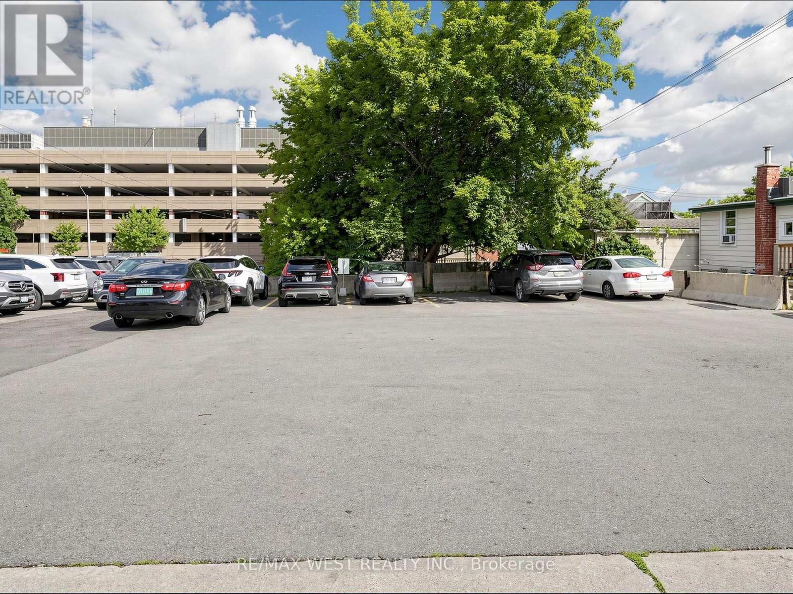 2-3-minute walk from Hamilton General Hospital - 335 East Avenue N, Hamilton, ON - Outdoor