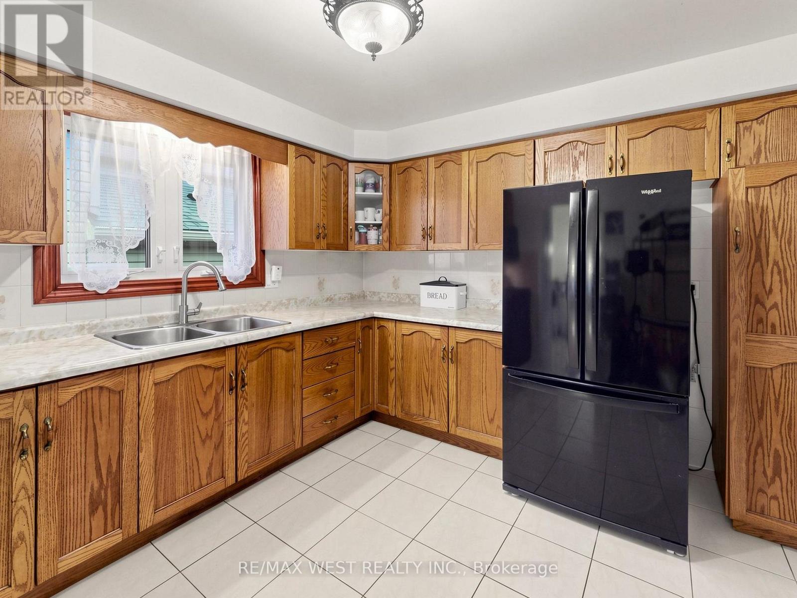 Tons of Cabinet Space - 335 East Avenue N, Hamilton, ON - Indoor Photo Showing Kitchen With Double Sink