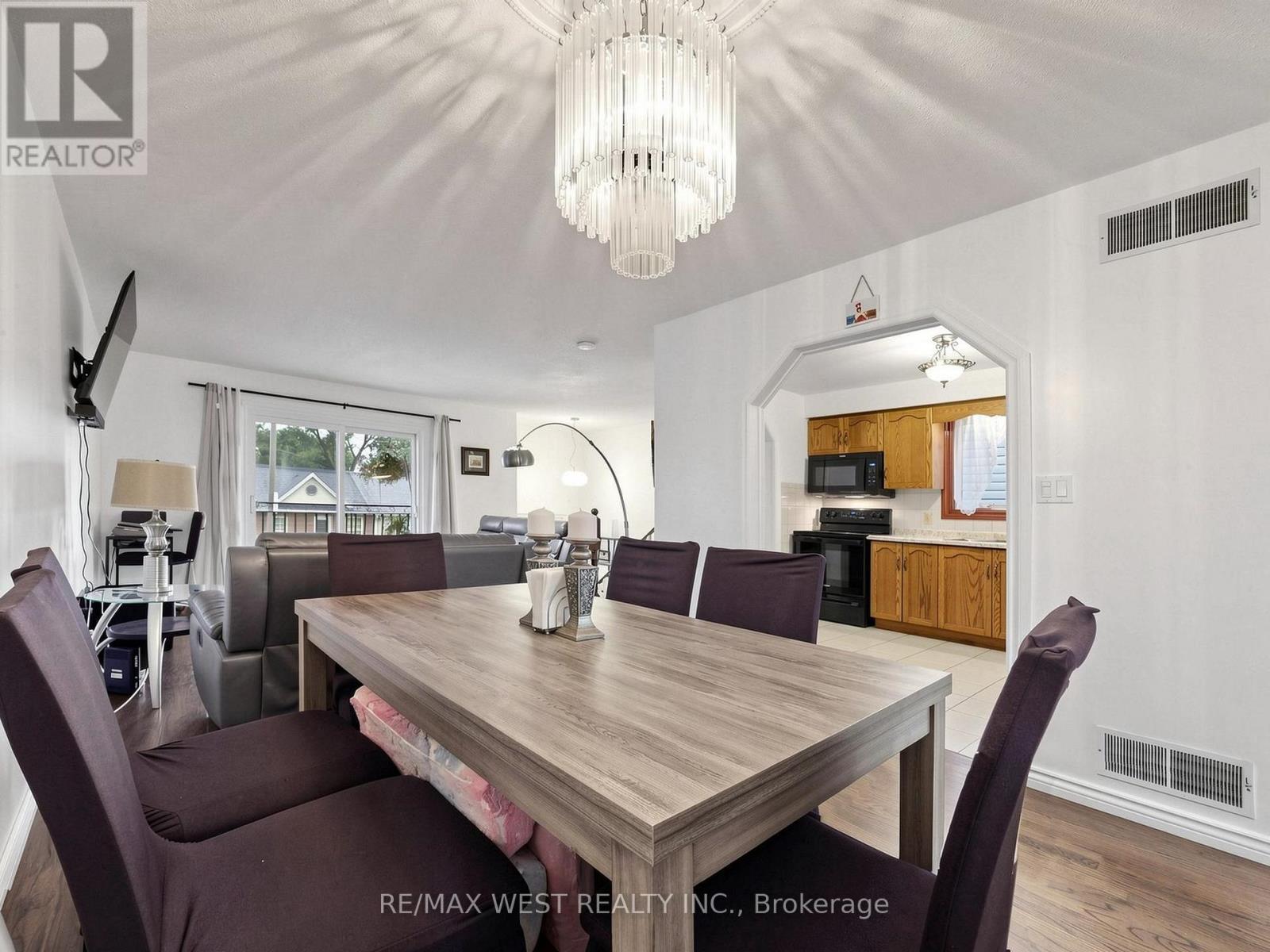 Open Concept Dining Area - 335 East Avenue N, Hamilton, ON - Indoor Photo Showing Dining Room