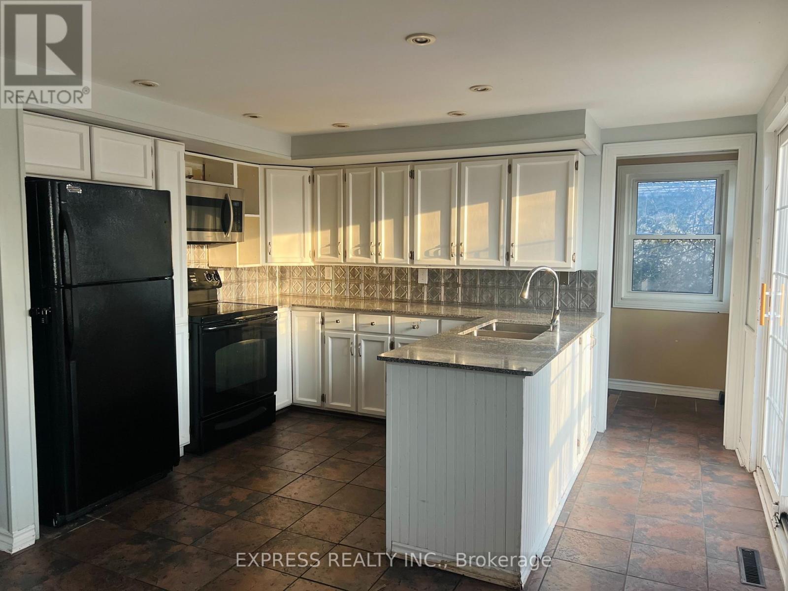 2184 Maple Grove Road, Clarington, ON - Indoor Photo Showing Kitchen With Double Sink