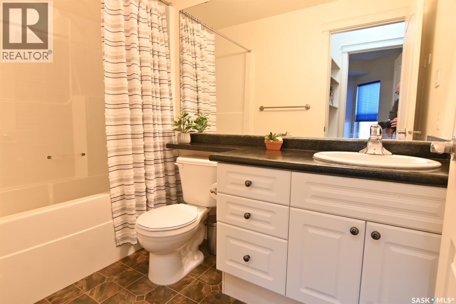 106 110 Armistice Way, Saskatoon, SK - Indoor Photo Showing Bathroom