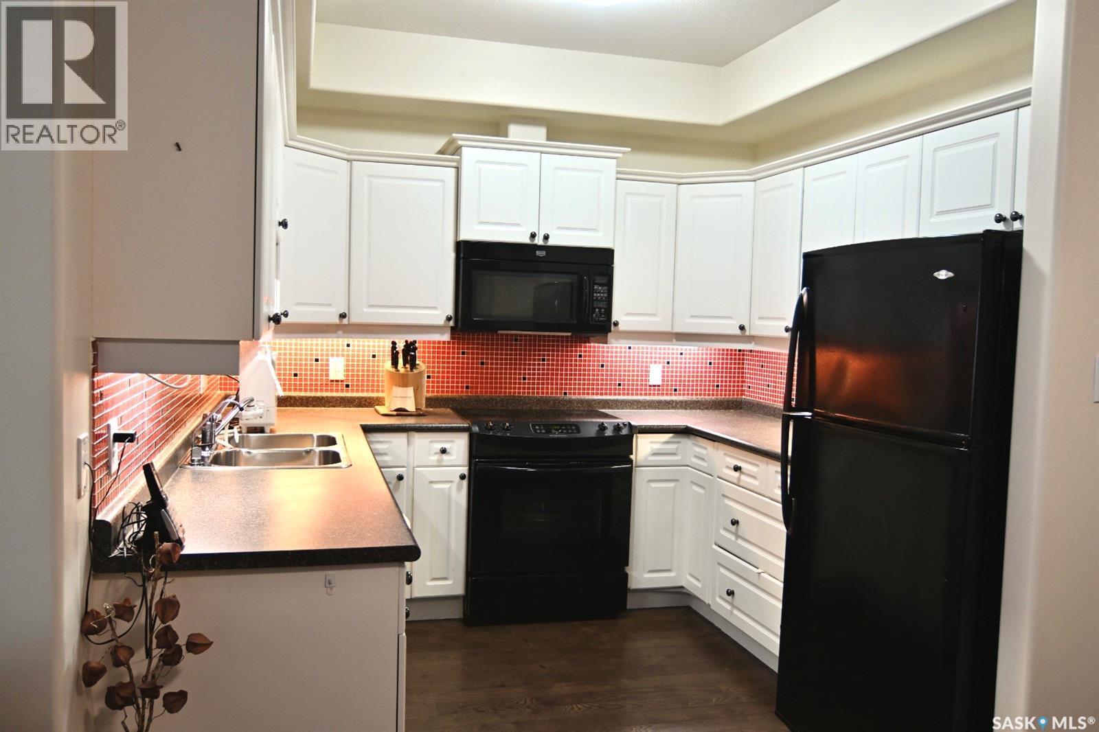 106 110 Armistice Way, Saskatoon, SK - Indoor Photo Showing Kitchen With Double Sink