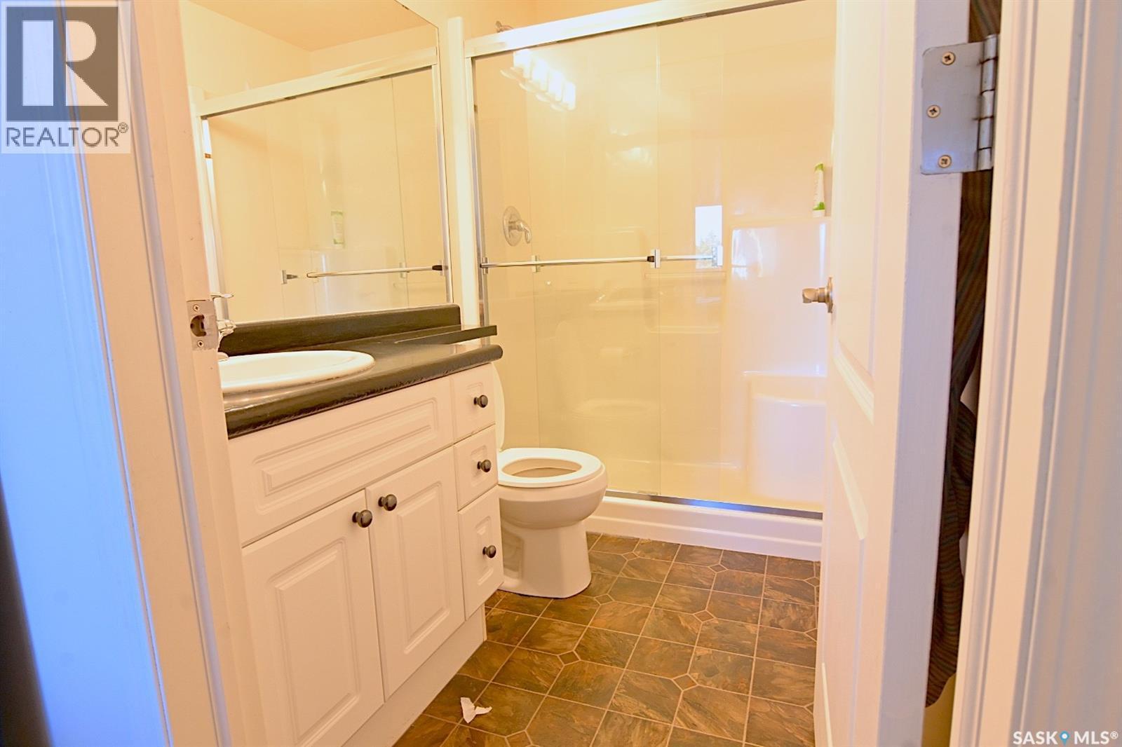 106 110 Armistice Way, Saskatoon, SK - Indoor Photo Showing Bathroom