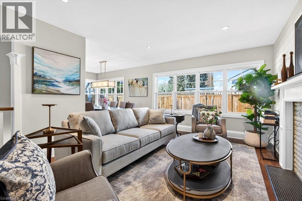 2079 Gary Crescent, Burlington, ON - Indoor Photo Showing Living Room