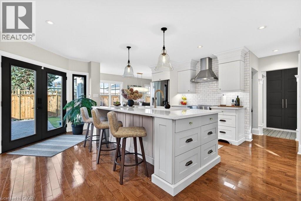 2079 Gary Crescent, Burlington, ON - Indoor Photo Showing Kitchen With Upgraded Kitchen