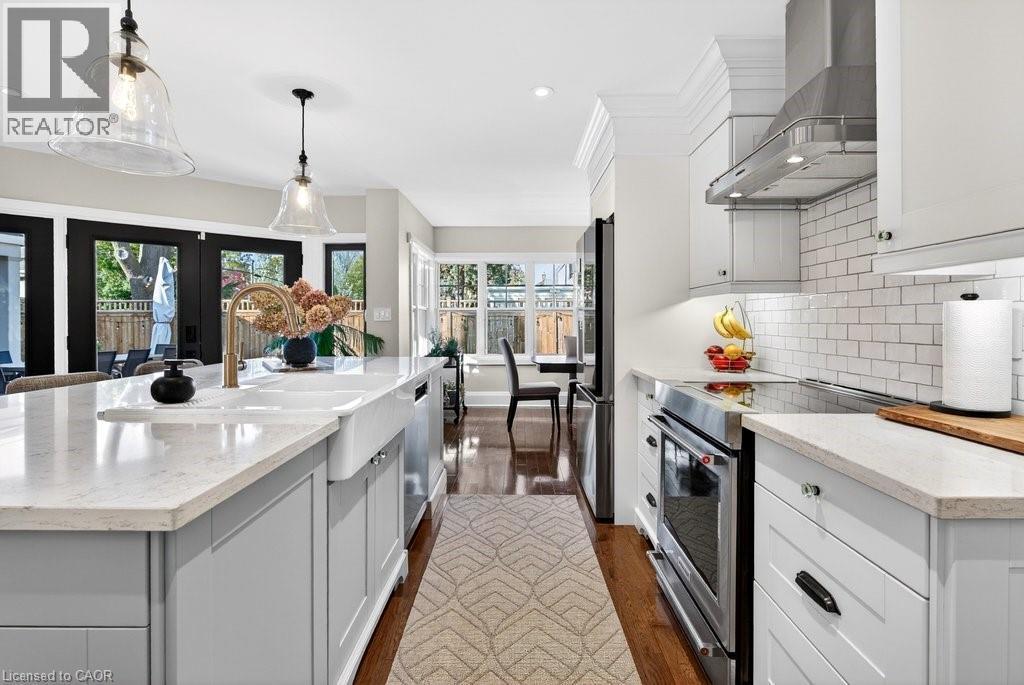 2079 Gary Crescent, Burlington, ON - Indoor Photo Showing Kitchen With Upgraded Kitchen