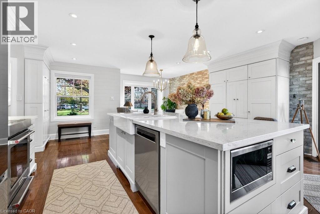 2079 Gary Crescent, Burlington, ON - Indoor Photo Showing Kitchen With Upgraded Kitchen