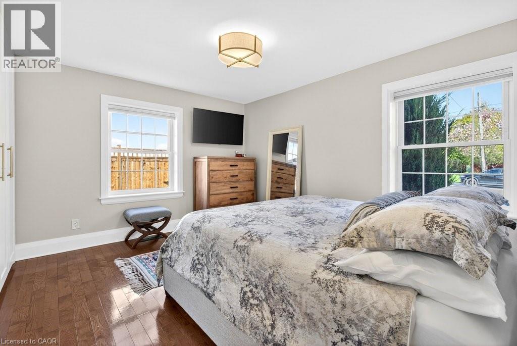 2079 Gary Crescent, Burlington, ON - Indoor Photo Showing Bedroom