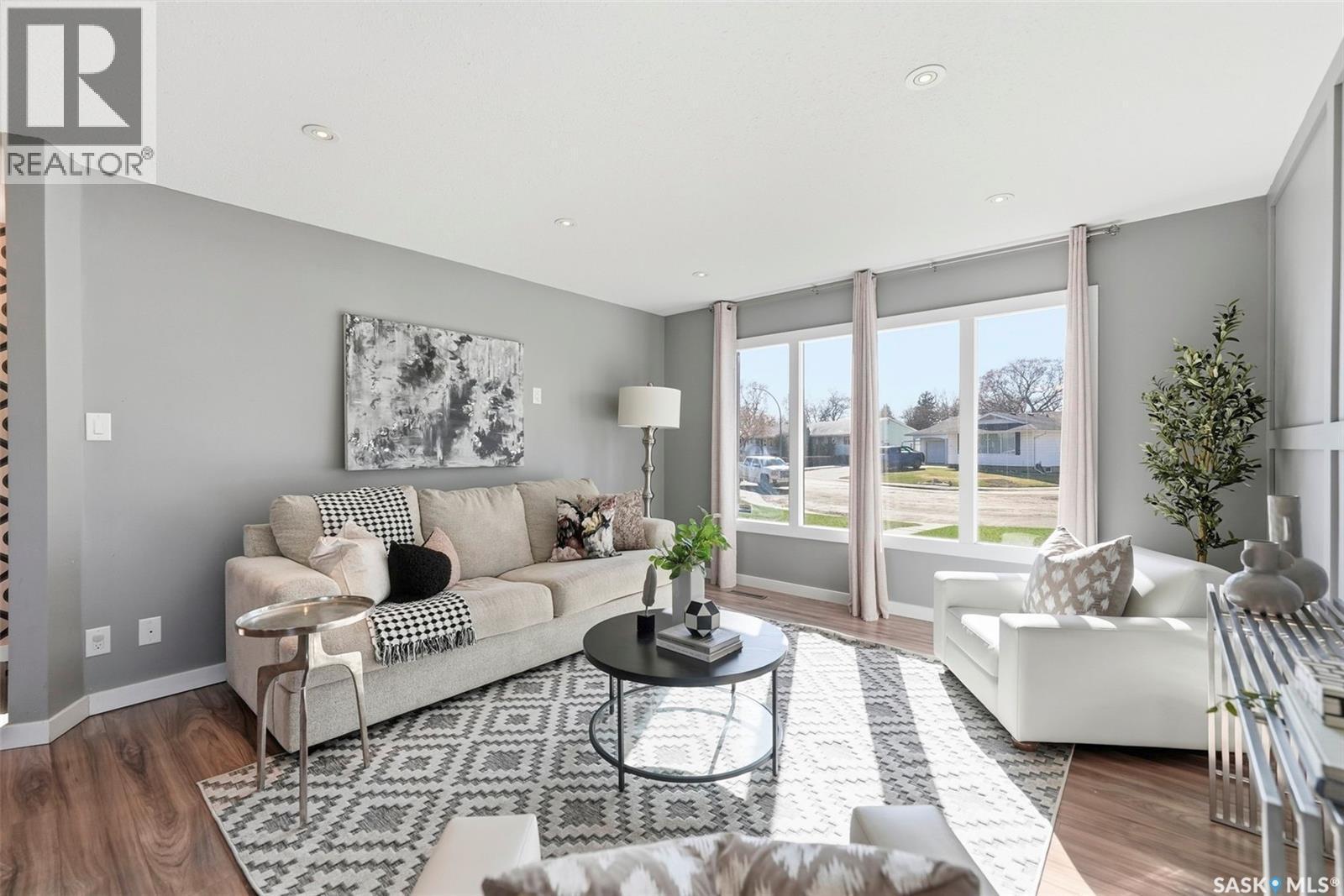 18 Mackie Crescent, Saskatoon, SK - Indoor Photo Showing Living Room